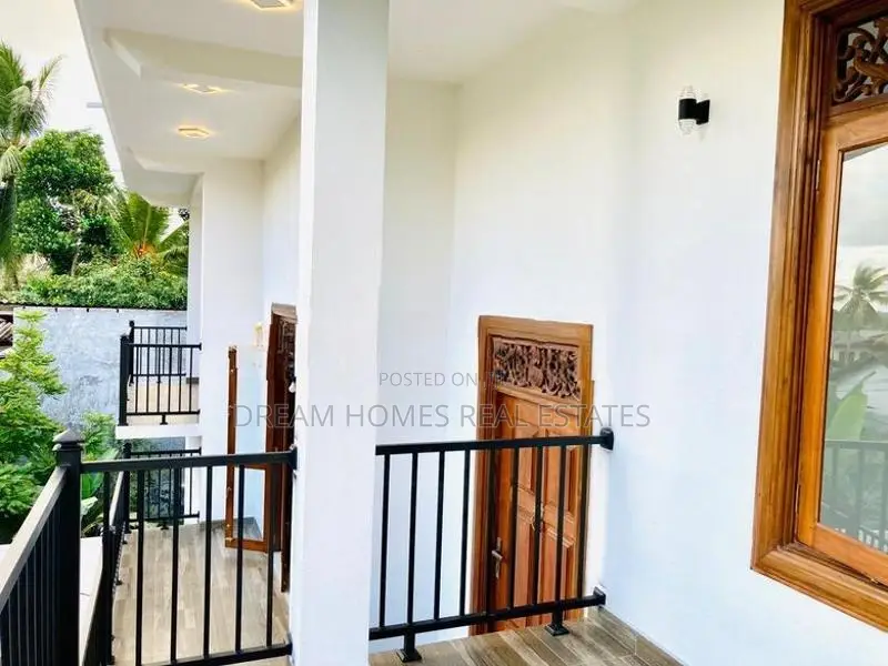 Spacious Luxury Residence with Grand Rooftop – Kadawatha