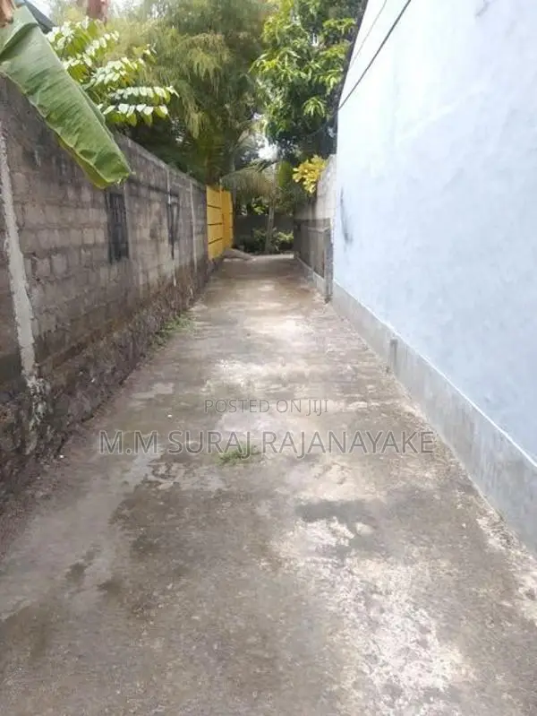 ඇනෙක්සියක් සමග ඉඩමක් විකිණීමට ඇත