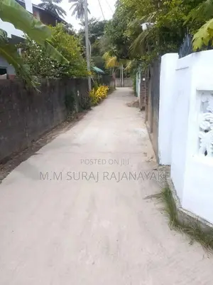 ඇනෙක්සියක් සමග ඉඩමක් විකිණීමට ඇත