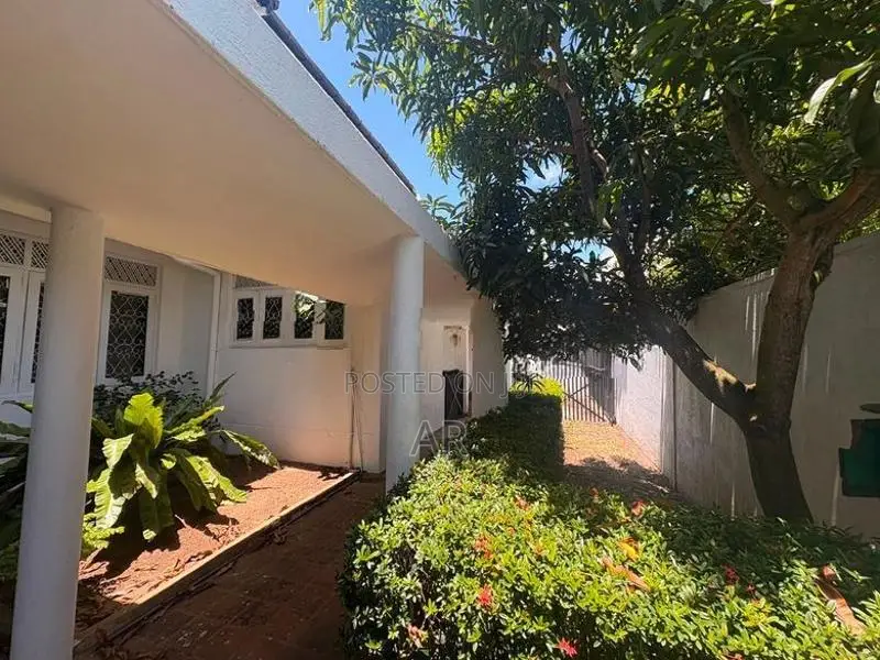 House for Sale at Beautiful Lake Drive Rajagiriya