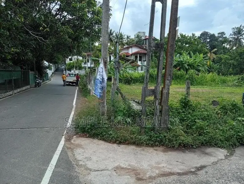 Maharagama 18 Perched Valuable Land for Sale