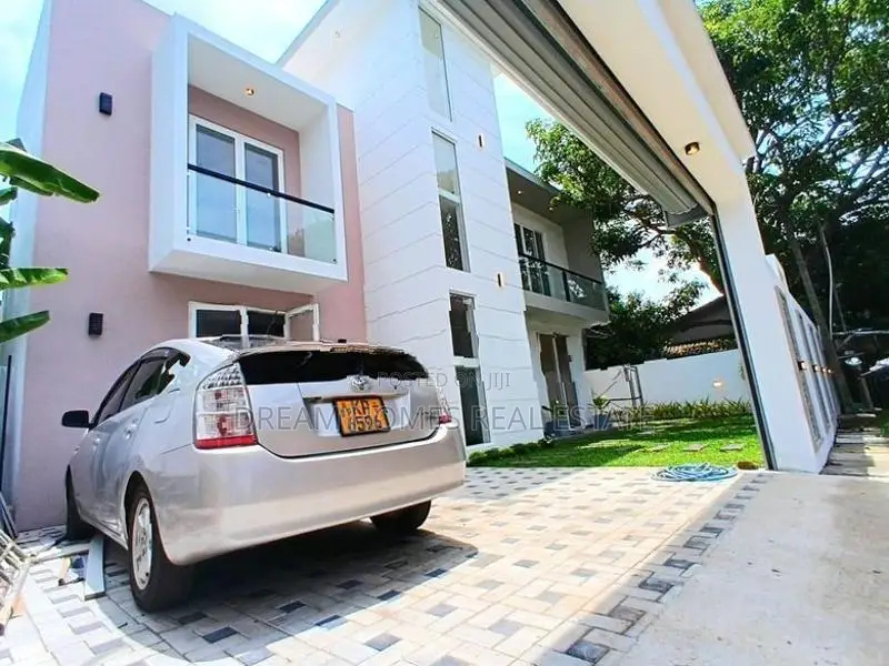 5 Bedroom Luxury House with Pool for Sale in Piliyandala