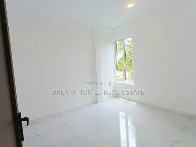 5 Bedroom Luxury House with Pool for Sale in Piliyandala
