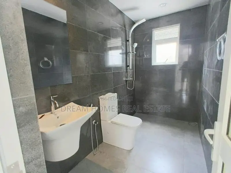 5 Bedroom Luxury House with Pool for Sale in Piliyandala