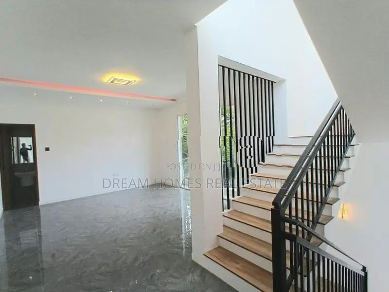 5 Bedroom Luxury House with Pool for Sale in Piliyandala