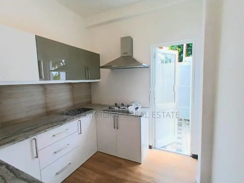 5 Bedroom Luxury House with Pool for Sale in Piliyandala