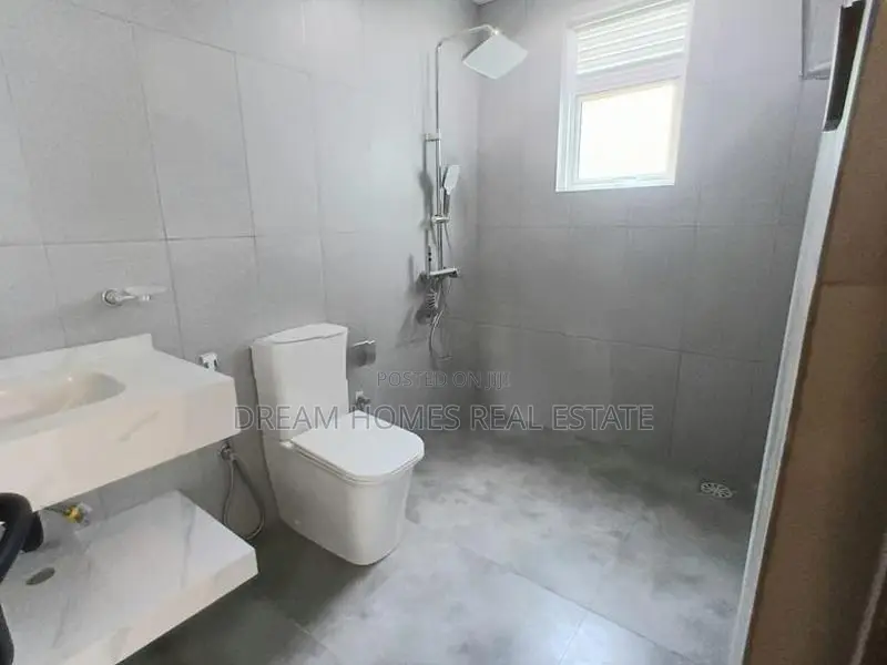 5 Bedroom Luxury House with Pool for Sale in Piliyandala