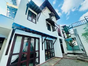 Luxury 3-Storey House for Sale – Thalapathpitiya