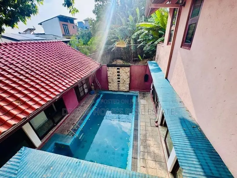 Luxury 3-Storey House for Sale – Thalapathpitiya