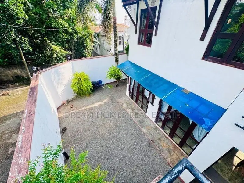 Luxury 3-Storey House for Sale – Thalapathpitiya