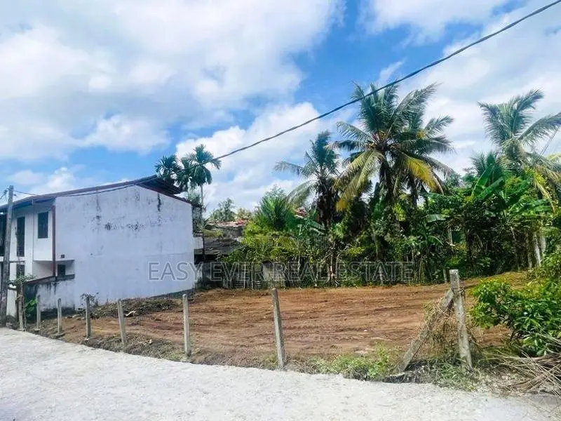 පිළියන්දල - කැස්බෑවෙන් පාරට මුහුණලා වටිනා ඉඩමක් ‎