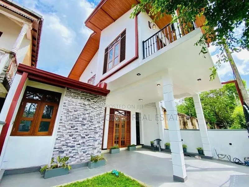 Home for Sale in Athurugiriya – Millennium City Heartland