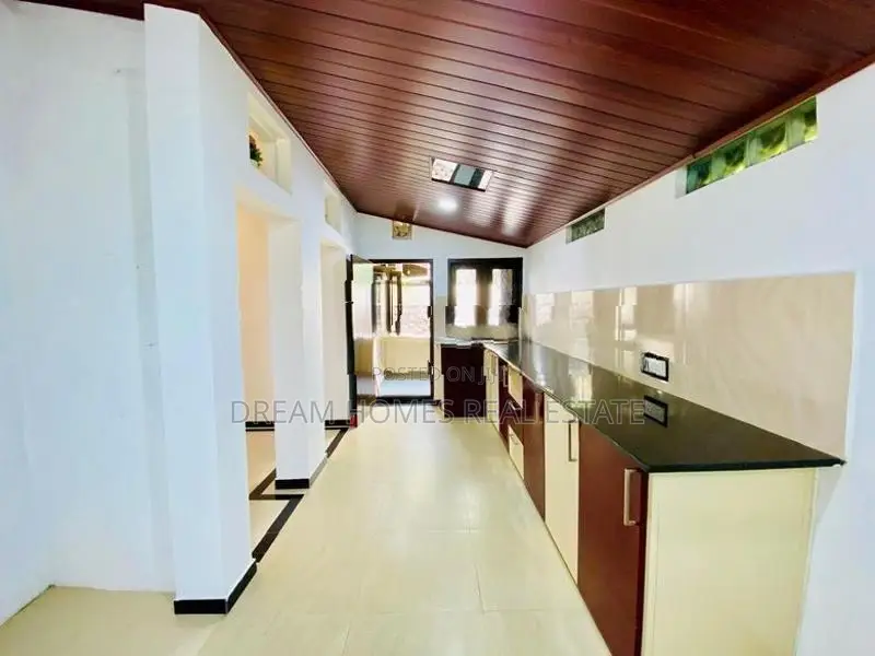 Home for Sale in Athurugiriya – Millennium City Heartland