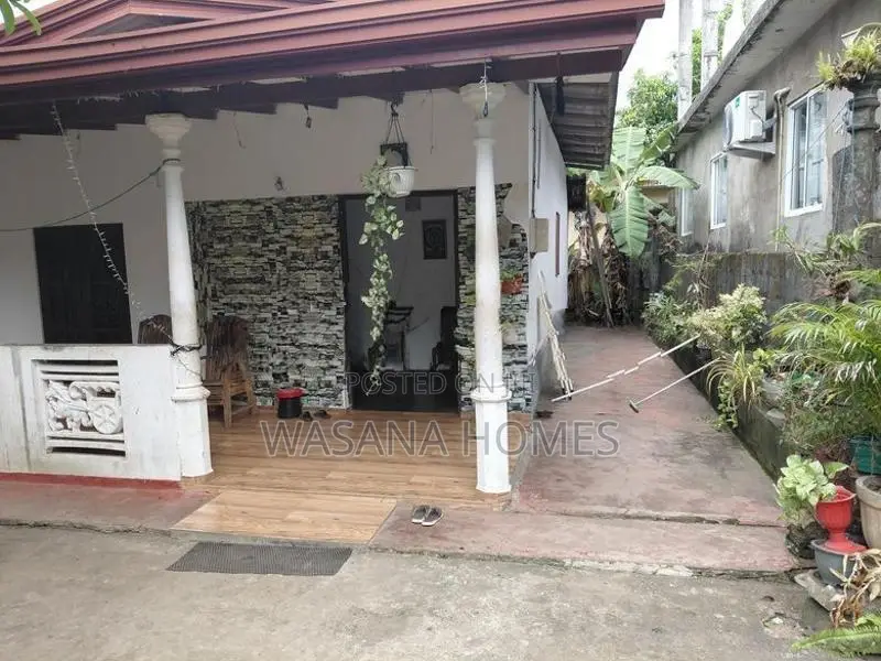 18.Perch Land with 2.Houses for Sale Maharagama