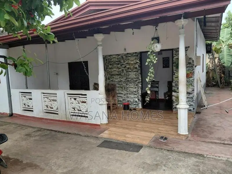 18.Perch Land with 2.Houses for Sale Maharagama