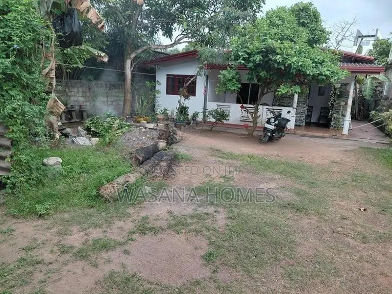 18.Perch Land with 2.Houses for Sale Maharagama