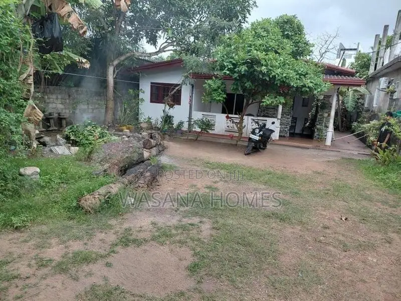 18.Perch Land with 2.Houses for Sale Maharagama