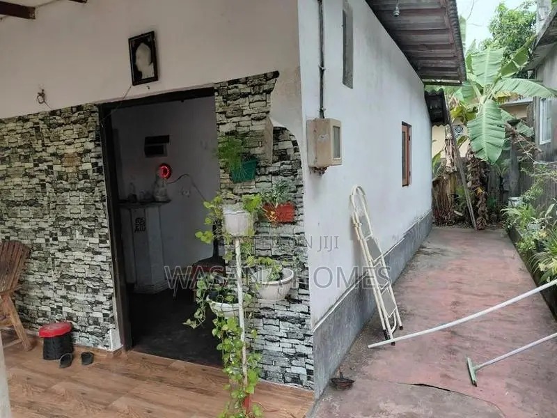 18.Perch Land with 2.Houses for Sale Maharagama