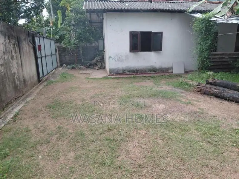 18.Perch Land with 2.Houses for Sale Maharagama
