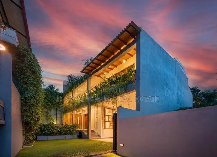 5 Bedroom Luxury House with Rooftop Pool – Battaramulla