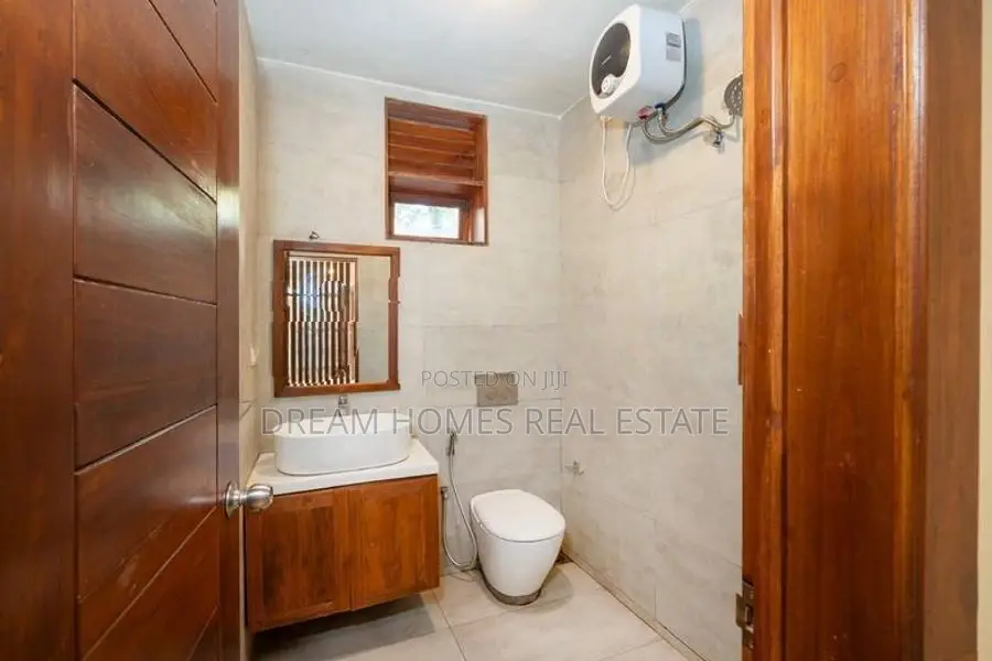 5 Bedroom Luxury House with Rooftop Pool – Battaramulla