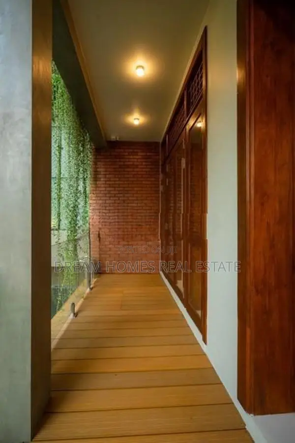 5 Bedroom Luxury House with Rooftop Pool – Battaramulla