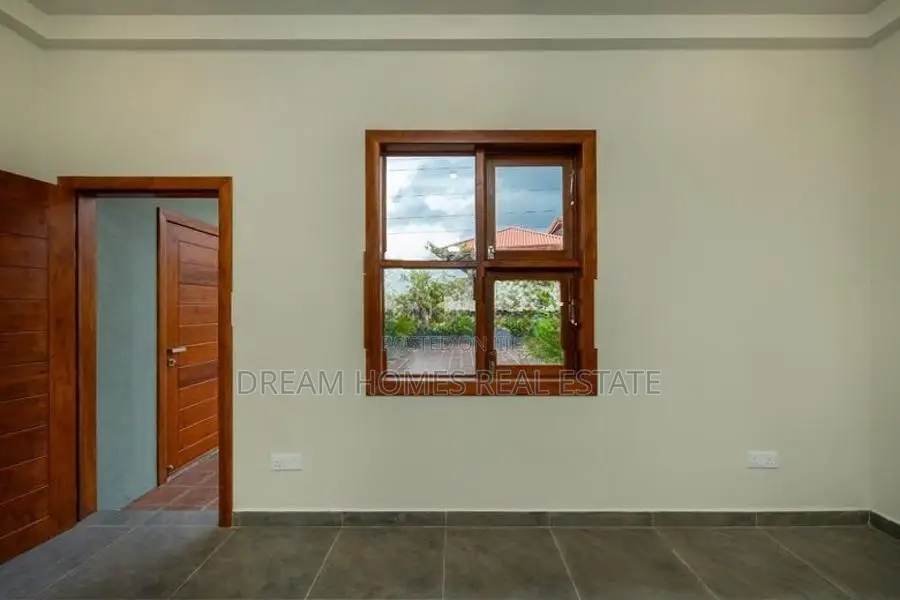5 Bedroom Luxury House with Rooftop Pool – Battaramulla