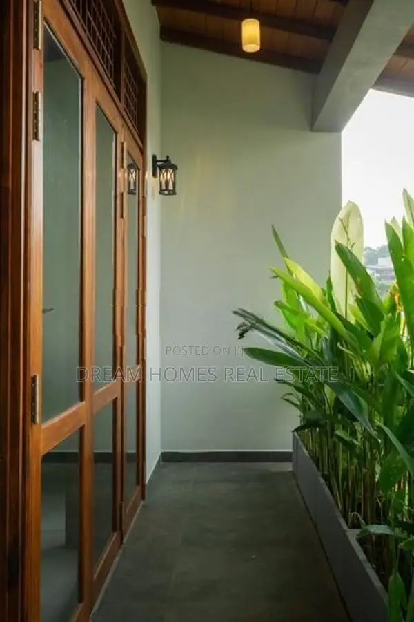 5 Bedroom Luxury House with Rooftop Pool – Battaramulla
