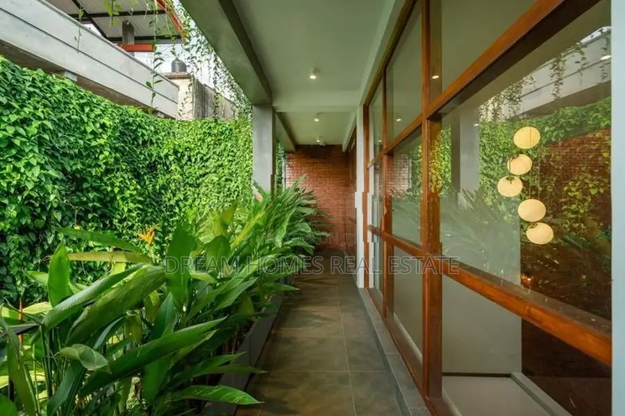 5 Bedroom Luxury House with Rooftop Pool – Battaramulla