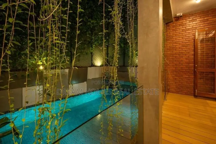 5 Bedroom Luxury House with Rooftop Pool – Battaramulla