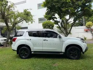 Isuzu MU-X 2015
