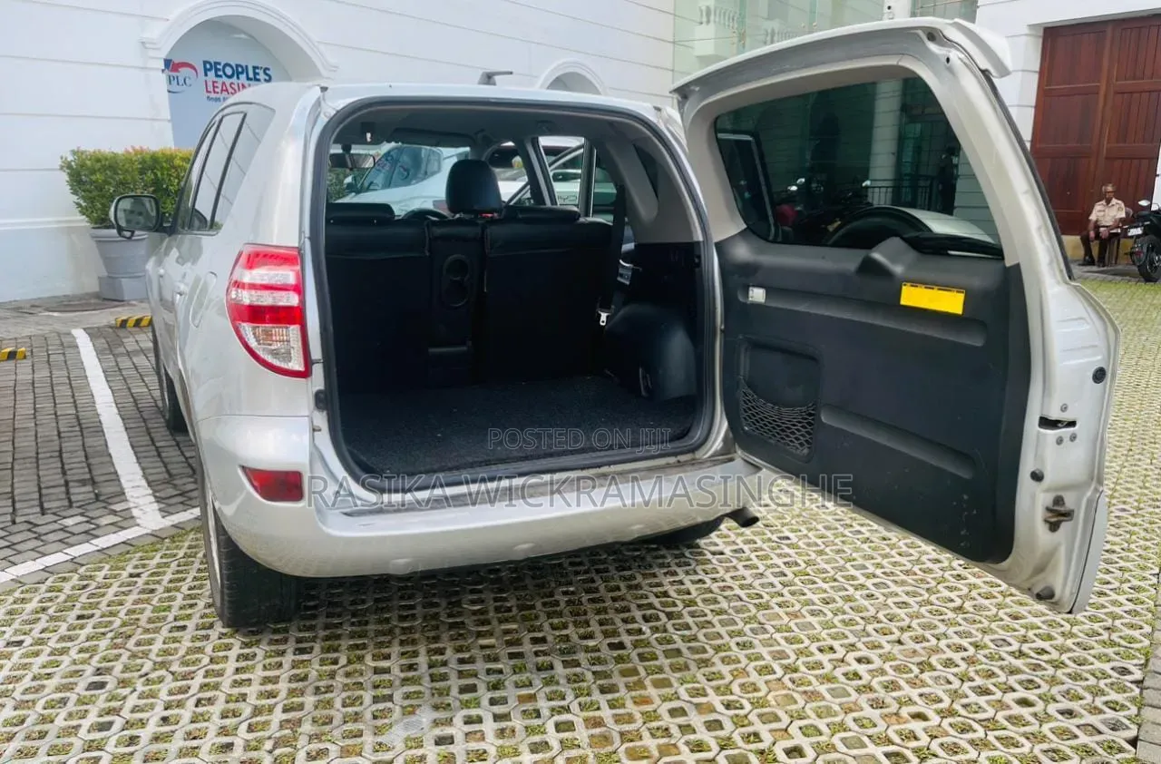Toyota RAV4 2010 Silver