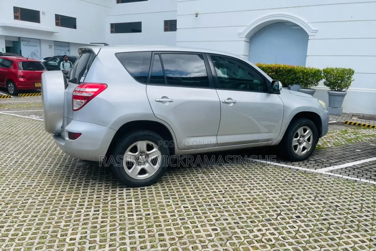 Toyota RAV4 2010 Silver