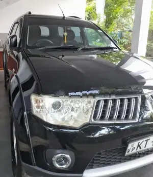 Mitsubishi Montero Sport 2012
