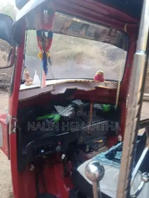 Bajaj RE 205 2015