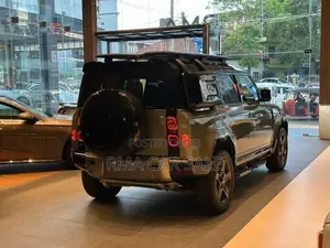 Land Rover Defender P300 X-Dynamic SE 2025