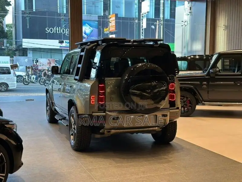 Land Rover Defender P300 X-Dynamic SE 2025