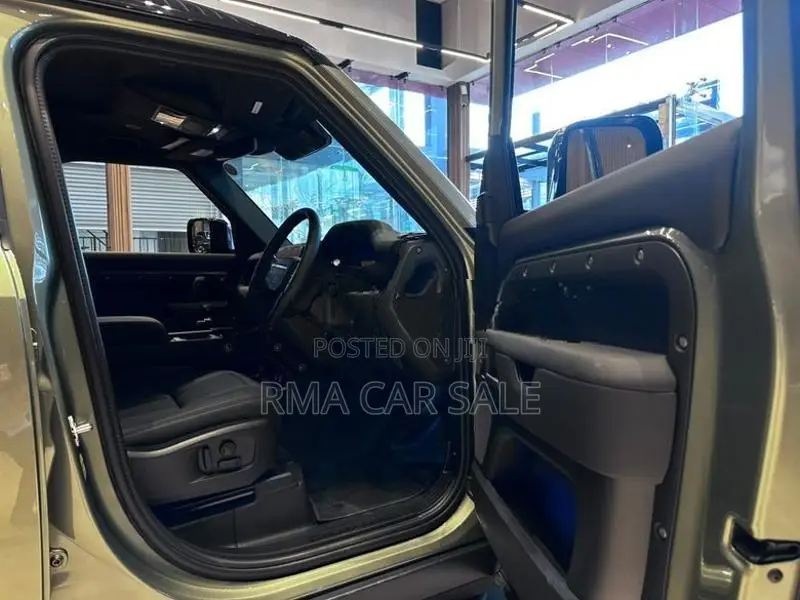 Land Rover Defender P300 X-Dynamic SE 2025
