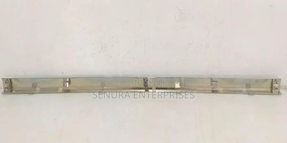 Toyota Voxy ZWR90W Bumper Grille