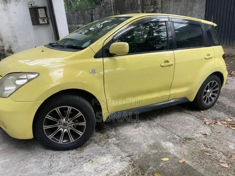 Toyota IST 2003