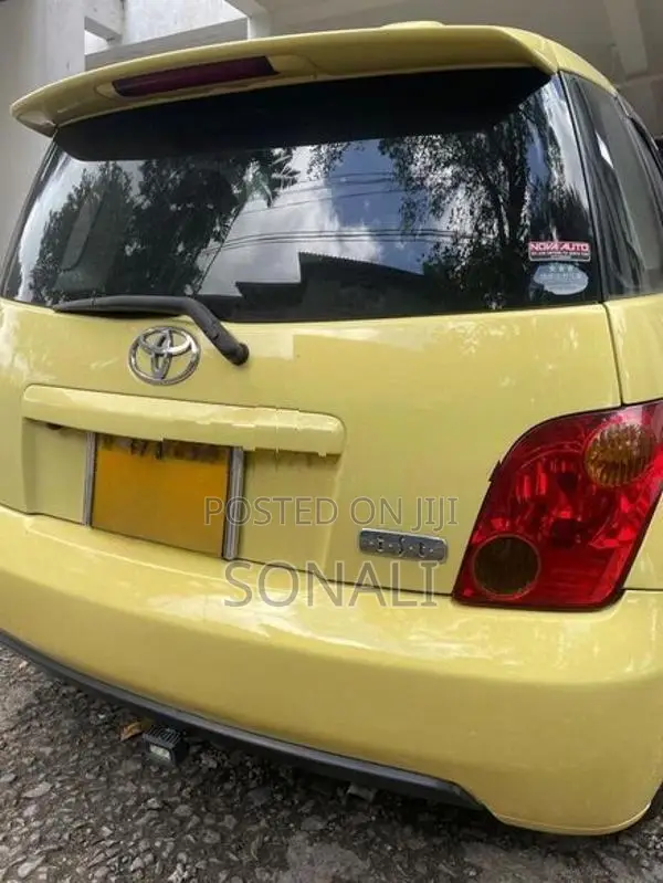 Toyota IST 2003