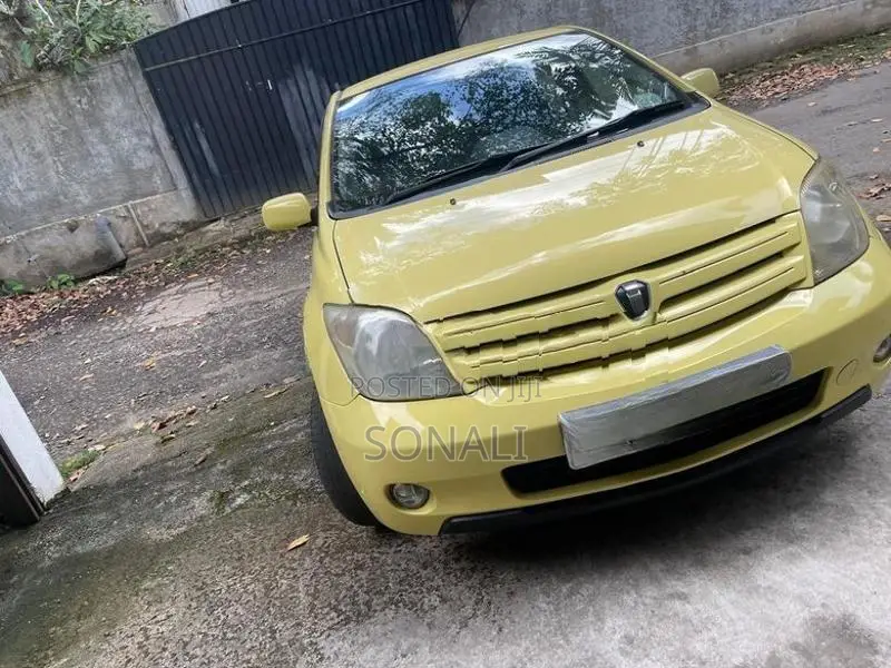 Toyota IST 2003
