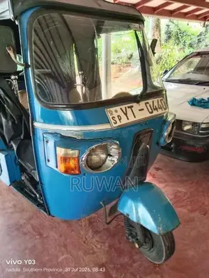 Bajaj RE 205 2011