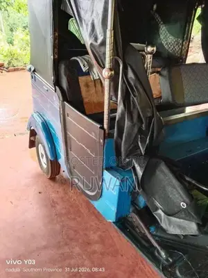 Bajaj RE 205 2011