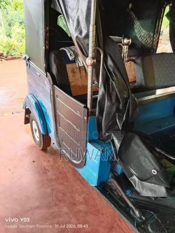 Bajaj RE 205 2011