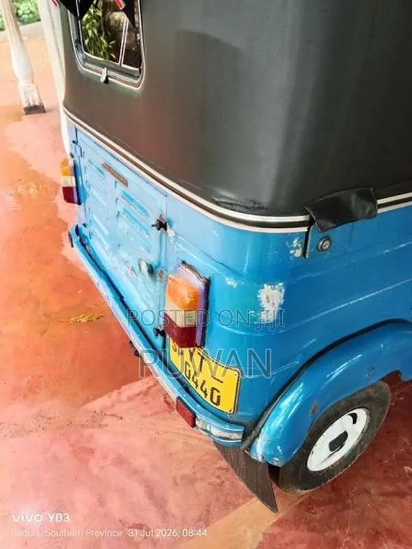 Bajaj RE 205 2011