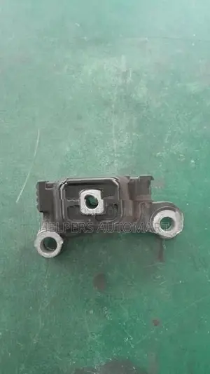 Nissan Bluebird G11 Gear box mount