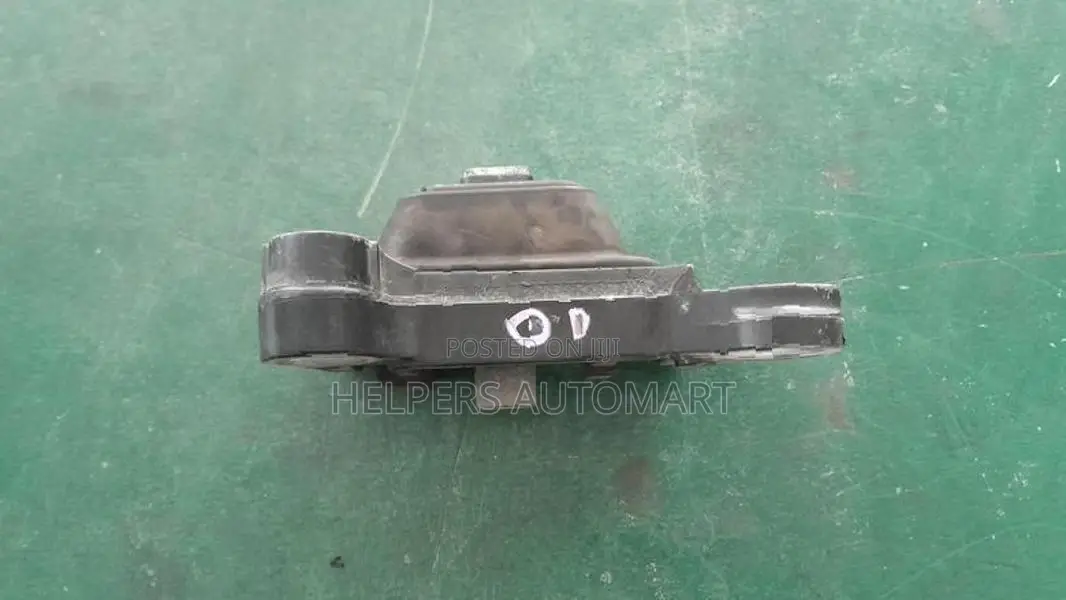 Nissan Bluebird G11 Gear box mount