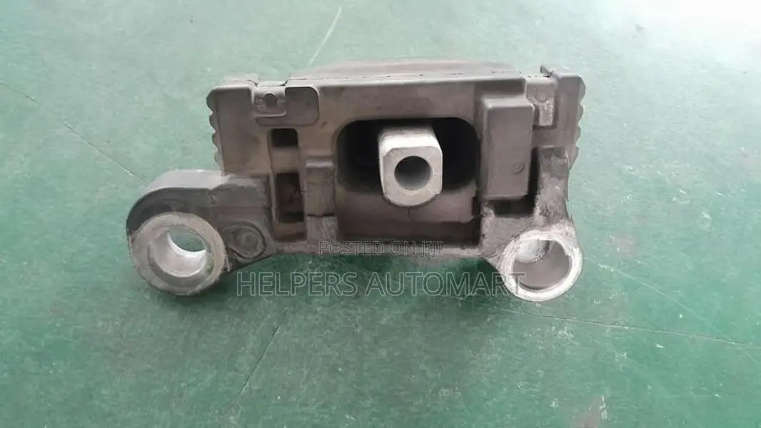 Nissan Bluebird G11 Gear box mount