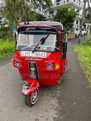 Bajaj RE 205 2011